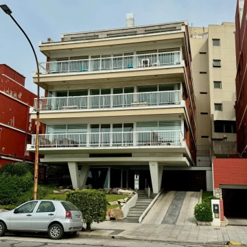 Departamento 5 ambientes en La Perla con 2 cocheras