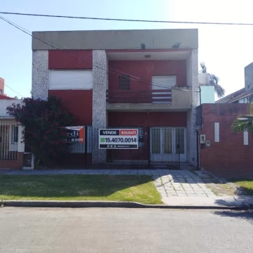 Casa en venta de  2 Plantas con Jardin, Quincho, Garage, Balcon y Terraza - Banfield