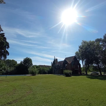 Casa canadiense en venta sobre doble lote en las Praderas de Luján. Permuta.