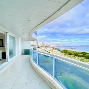 Exclusivo Departamento de 3 Dormitorios en Playa Mansa: Confort y Categoría