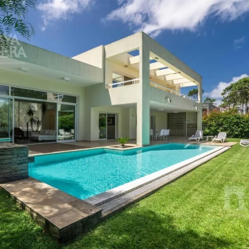 Venta  - Playa Mansa  , barrio privado , hermosa casa en Punta Del Este , SHO2522709