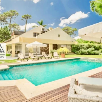 Venta Casa en Playa Mansa, 6 dormitorios, 6 baños, piscina, dependencia de servicio