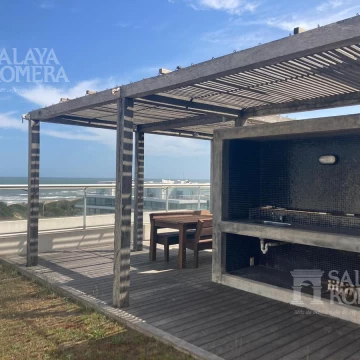 Alquiler  Apartamento en Playa Brava, 3 dormitorios , 3 baños, 2 cocheras Penthouse frente al Mar