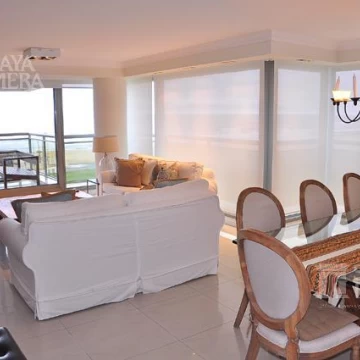 Apartamento de 4 dormitorios ubicado en primera linea de Playa Brava, Punta del Este
