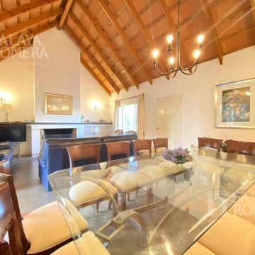 VENTA:  CASA  3 DORMITORIOS   3 BAÑOS   SERVICIO ZONA PLAYA BRAVA PUNTA DEL ESTE