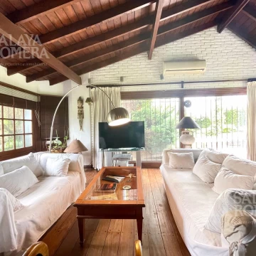 Venta Casa a pasos del Mar  -  4 dormitorios 2 baños - Playa Mansa - REF: 4244557