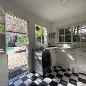 VENTA: CASA FRENTE AL MAR DOS PLANTAS LA BARRA , PUNTA DEL ESTE
