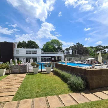 VENTA: 1 DORMITORIO GRANDE PB EXCELENTE UBICACIÓN SERVICIOS DELUXE PUNTA DEL ESTE