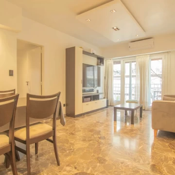 Venta  de Departamento de 4 ambientes con dependencia y cochera en Caballito.
