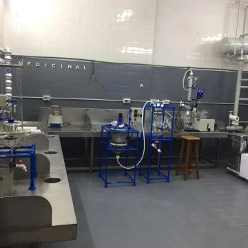Venta f. de comercio (laboratorio de cannabinoides y aceites esenciales) + propiedad