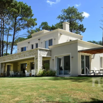 ALQUILER TEMPORAL: CASA 4 DORMITORIOS EN LAGUNA BLANCA