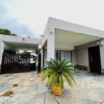 VENTA: CASA 3 DORMITORIOS   DEPENDENCIA 50 M2 PLAYA MANSA PUNTA DEL ESTE
