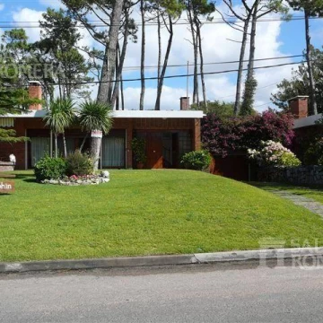 Venta- Casa en Playa Mansa Punta del Este SHO5239387