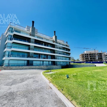 VENTA:  3 DORMITORIOS PENTHOUSE PLAYA MANSA PUNTA DEL ESTE