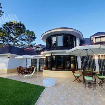 Venta , espectacular Residencia , 5 dormitorios , zona Cantegril Punta del este SHO5750792