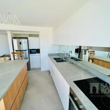 VENTA:  2 DORMITORIOS PENTHOUSE PLAYA MANSA PUNTA DEL ESTE