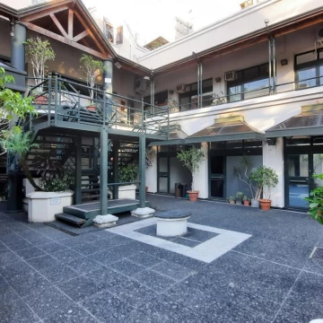 Local comercial en galeria frente a la estación Olivos