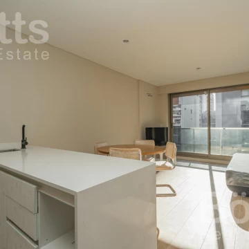 Hermoso departamento de un ambiente al contra-frente y balcón