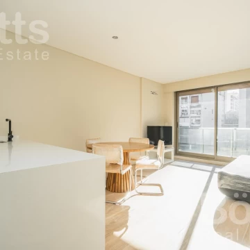 Hermoso departamento de un ambiente al contra-frente y balcón