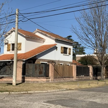 VENTA  CASA CHALET 2  DORMITORIOS 2 BAÑOS COCHERA PILETA  FISHERTON