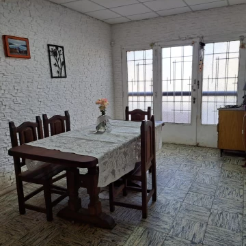 VENTA | PERMUTA - Casa 2 dormitorios con cochera - Azcuenaga, Rosario.