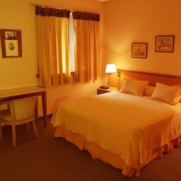Hotel 70 hab.