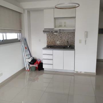 Monoambiente impecable con balcón y amenities en Caballito.