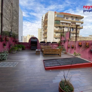 ¡Casa de 4 plantas con terraza, 100 años de antigüedad, posibilidad de construir!
