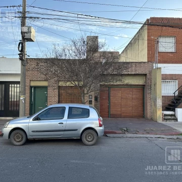 Casa en venta en Barrio Güemes - 2 dormitorios con cochera