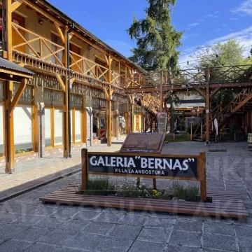 VENTA local comercial de 62m2 sobre la avenida principal Galería Bernas El Cruce Villa la Angostura
