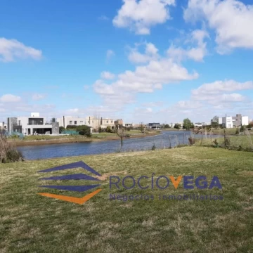 Venta de amplio lote al agua en Canton Norte, Escobar