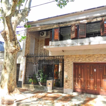 Casa en venta de 4 dormitorios con Cochera y Quincho- Roque Saenz Peña, Rosario.