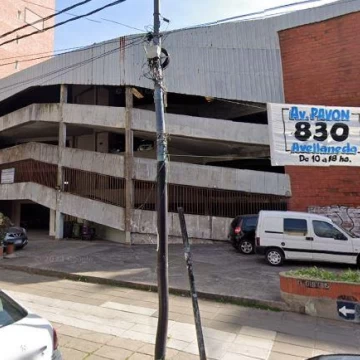 Cochera Cubierta en Primer Piso en el centro de Lanús 
