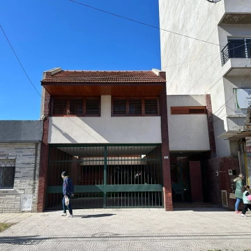Excelente Casa chalet en Wilde centro - 277 m2 cubiertos.