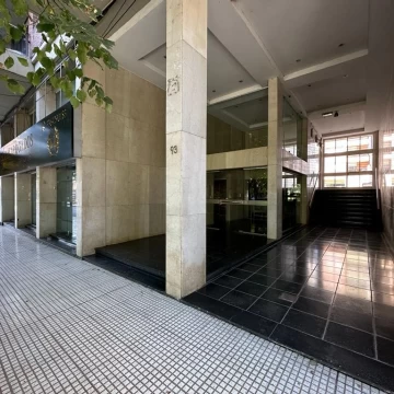 VENDE/PERMUTA bello departamento ubicado frente a Plaza Mitre.