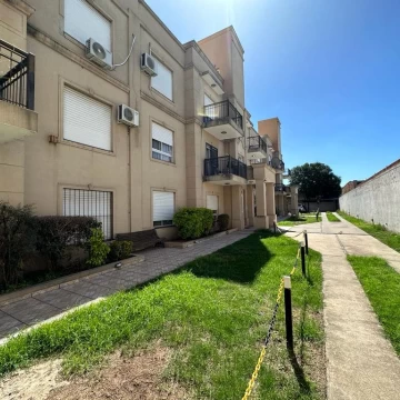 VENDE/PERMUTA departamento ubicado en León Guruciaga 223.