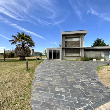 Puerto Roldan - Casa De 3 Dormitorios En Venta - Barrio Privado