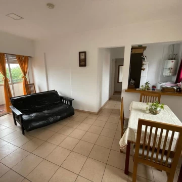 VENDE/PERMUTA departamento ubicado en Pasaje Gorbarán esquina Maipú.