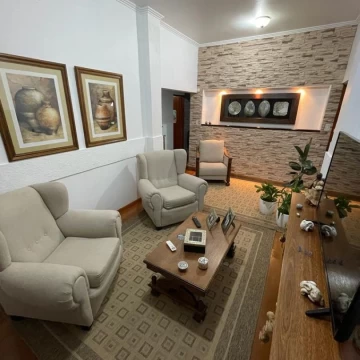 VENDE/PERMUTA casa ubicada en Olleros 472.