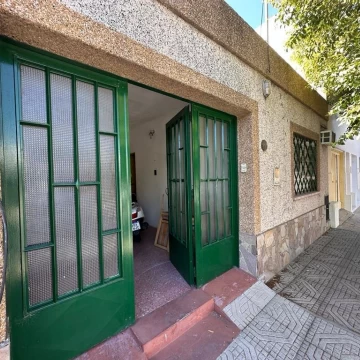 VENDE casa ubicada en Leon Guruciaga 628.
