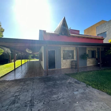 VENDE hermosa propiedad ubicada en Parque Avambaé.
