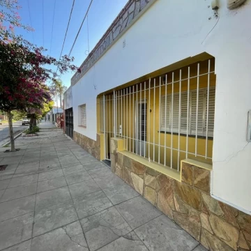 VENDE casa ubicada en la esquina de Pringles y Brown.