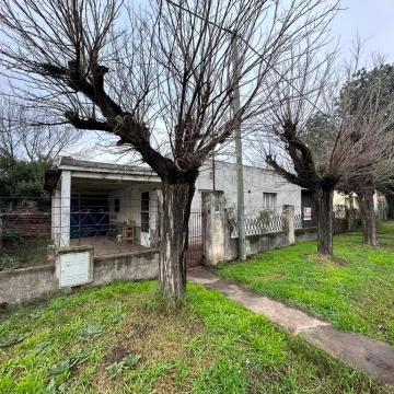 VENDE casa ubicada en Campo Salles.