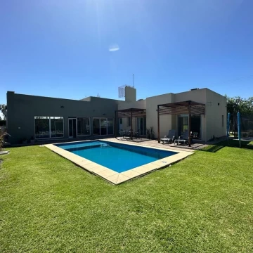 VENDE/PERMUTA hermosa propiedad ubicada en Camping Club Belgrano.