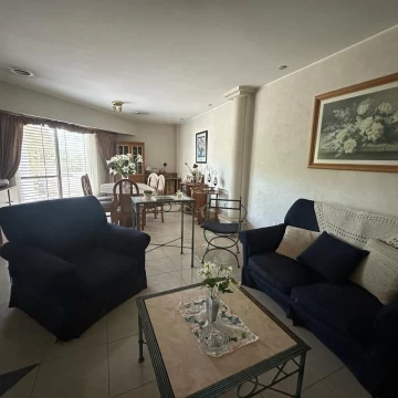 VENDE/PERMUTA hermosa casa en planta alta.