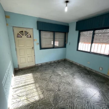 VENDE casa ubicada en Carlos Gardel 216.