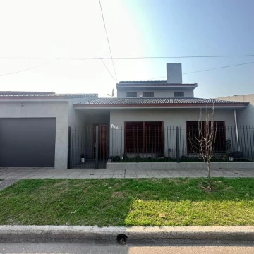 VENDE hermoso inmueble ubicado en La Heras 815.