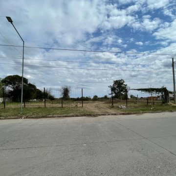 VENDE amplio lote ubicado sobre calle Urquiza 674.
