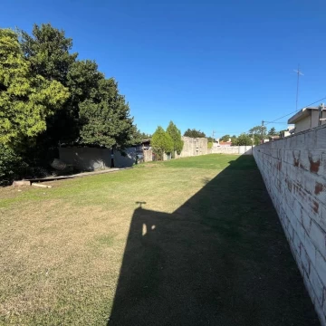 VENDE amplio lote ubicado en Argerich 25.