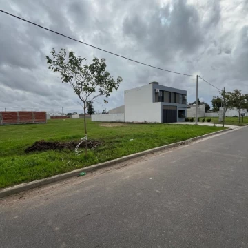 VENDE hermoso lote ubicasdo en el Portal 1.